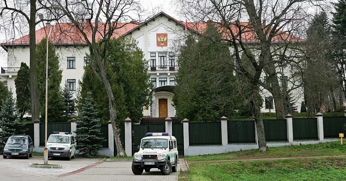 Посольство рф в вильнюсе. Дом национальных меньшинств. Литве, у здания посольства россии. Вильнюс посольство. Посол россии в вильнюсе.