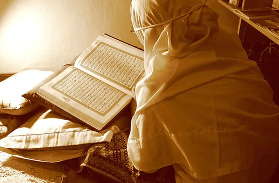 Мусульманин читающий коран. Мусульманские ученые. Чтение Корана. Человек читает Коран. Коран читать.