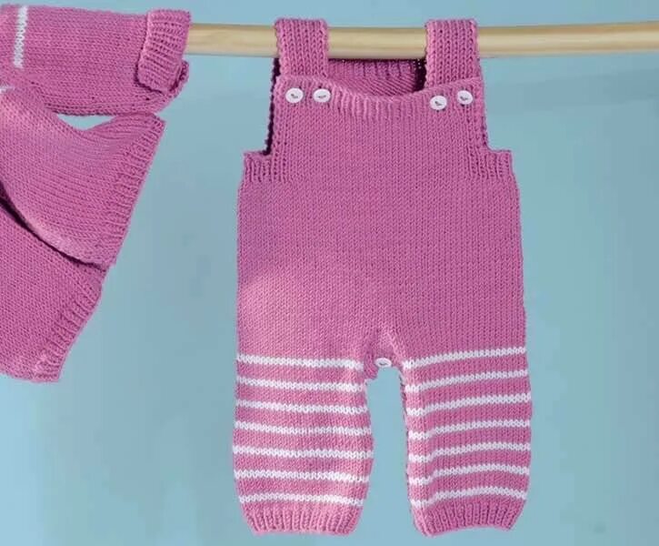 Штанишки спицами 3 6 месяцев. Вязаные штаны для детей. Полукомбинезон спицами для новорожденных. Вязаные штанишки для новорожденных. Детский полукомбез спицами.