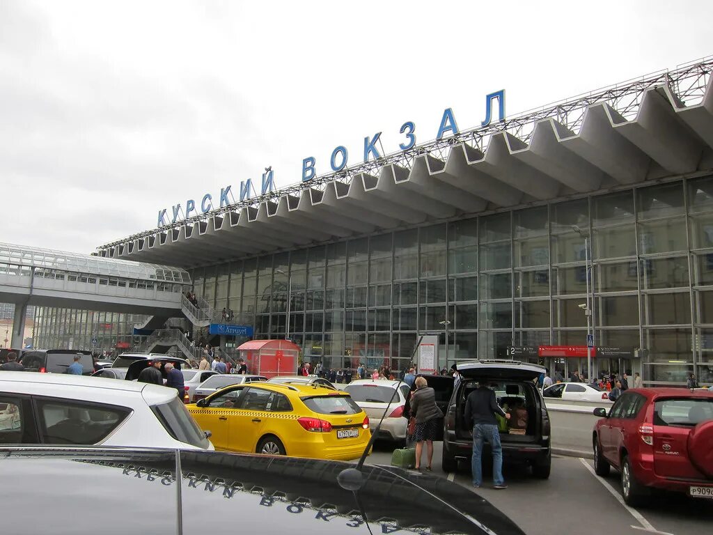 Новый курский вокзал в москве. Курский вокзал внизу. Здание курского вокзала. Эвакуация пассажиров на вокзале. Курский вокзал заминирован сегодня.