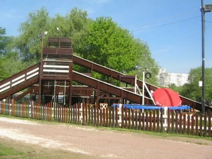 Боровские горки в тюмени. Река нахабинка московская область. Красная горка сосновый бор. Мост в нахабино. Горка бор.