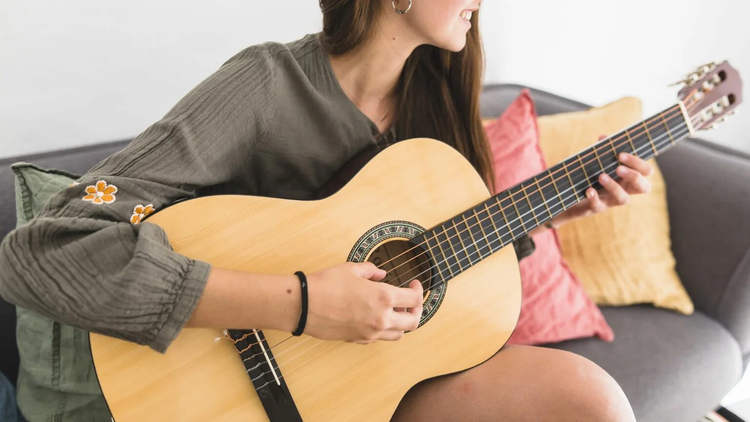Девушка играет на гитаре песни. Гитара для беременных. Девочка играет на гитаре дома. Девушка играет на электрогитаре. Девушка играет на гитаре.