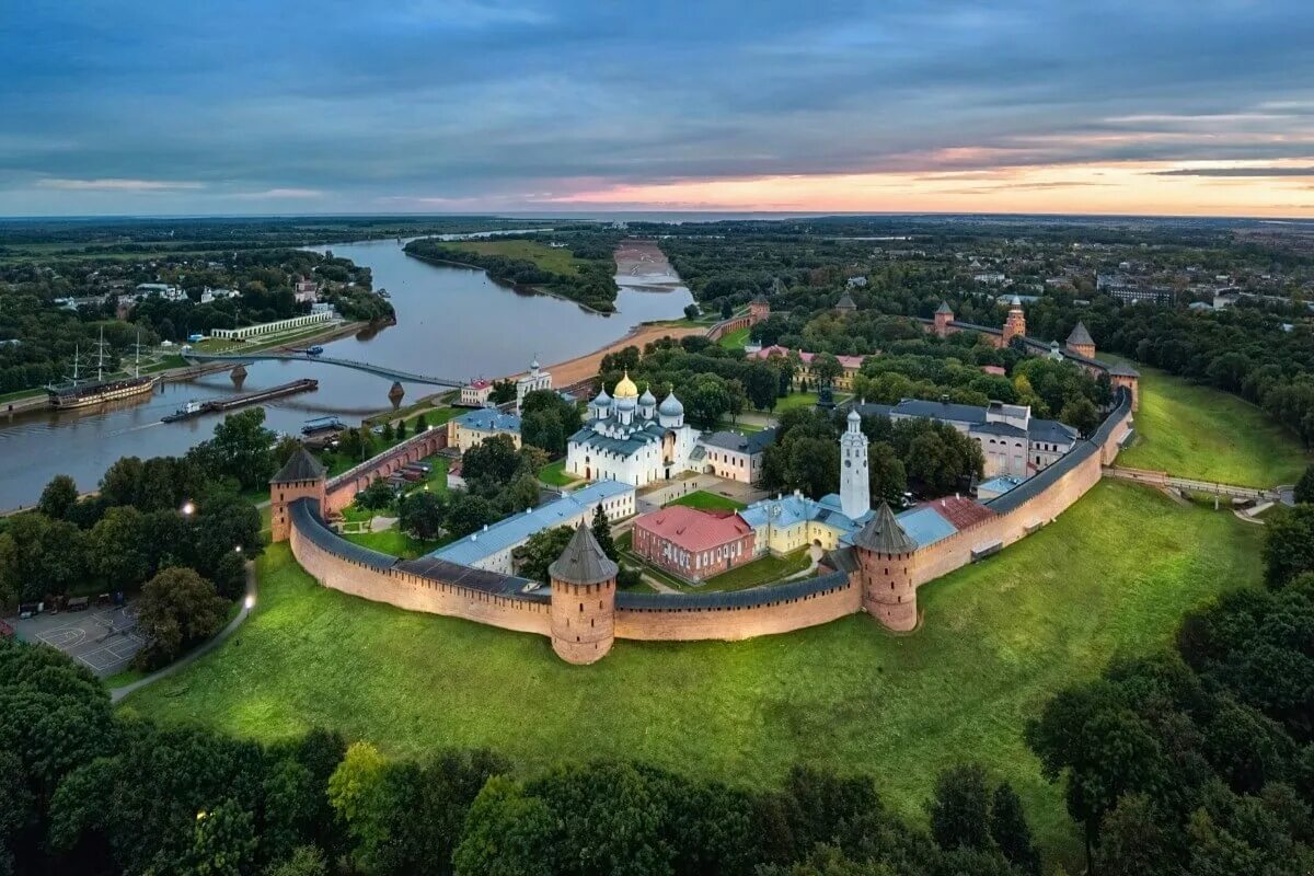 Тур в новгород на 2 дня. Новгородский Детинец Великий Новгород. Новгородский Кремль Великий Новгород. Великий Новгород Детинец Кремль. Новгородский Детинец достопримечательности Великого Новгорода.