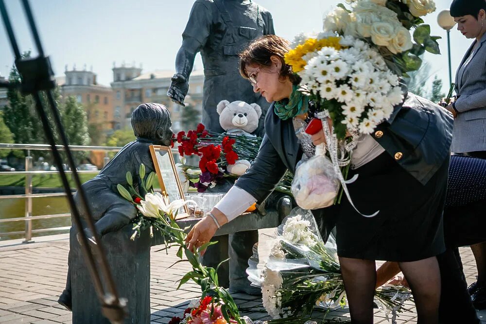 В городе траур висит тишина небо. Прощание с гостями. В Братске почтили память погибших в Казани. Почтить память погибших на свадьбу. Нижнекамск скорбит с Казанью.