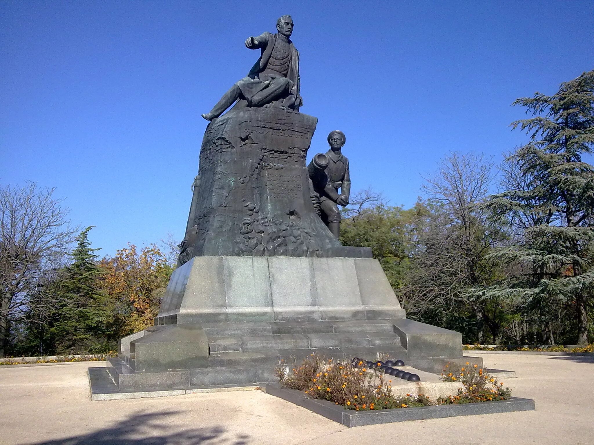 Памятник тотлебену в севастополе. Памятник бригу меркурий в севастополе. Памятник адмиралу в. Памятник казарскому в севастополе сквер. Какой из памятников расположен в севастополе.