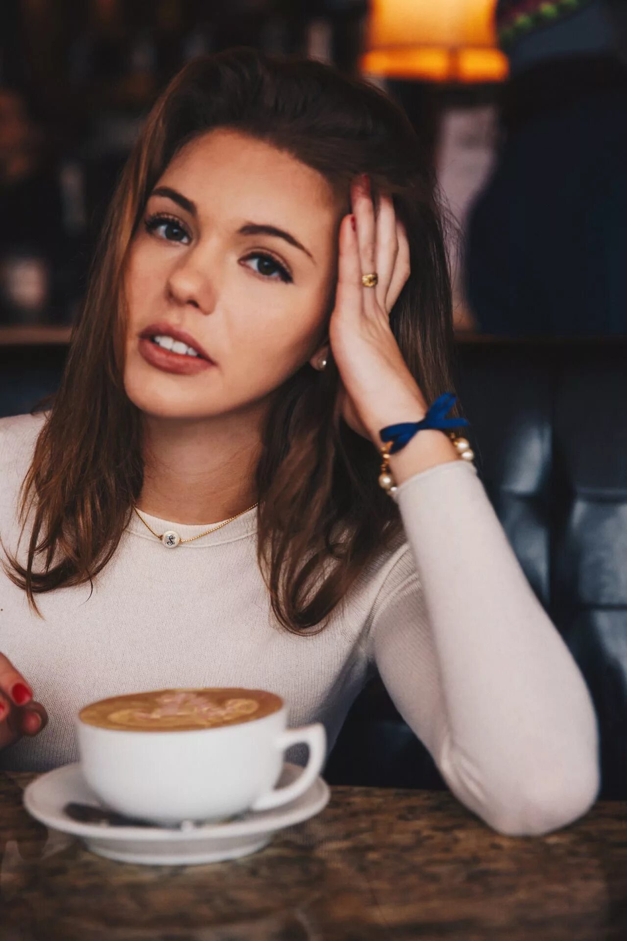 Женщина пьет из чашки. Девушка в кафе. Девушка с чашкой кофе. Телка с кофе. Американо девушка пьёт кофе.
