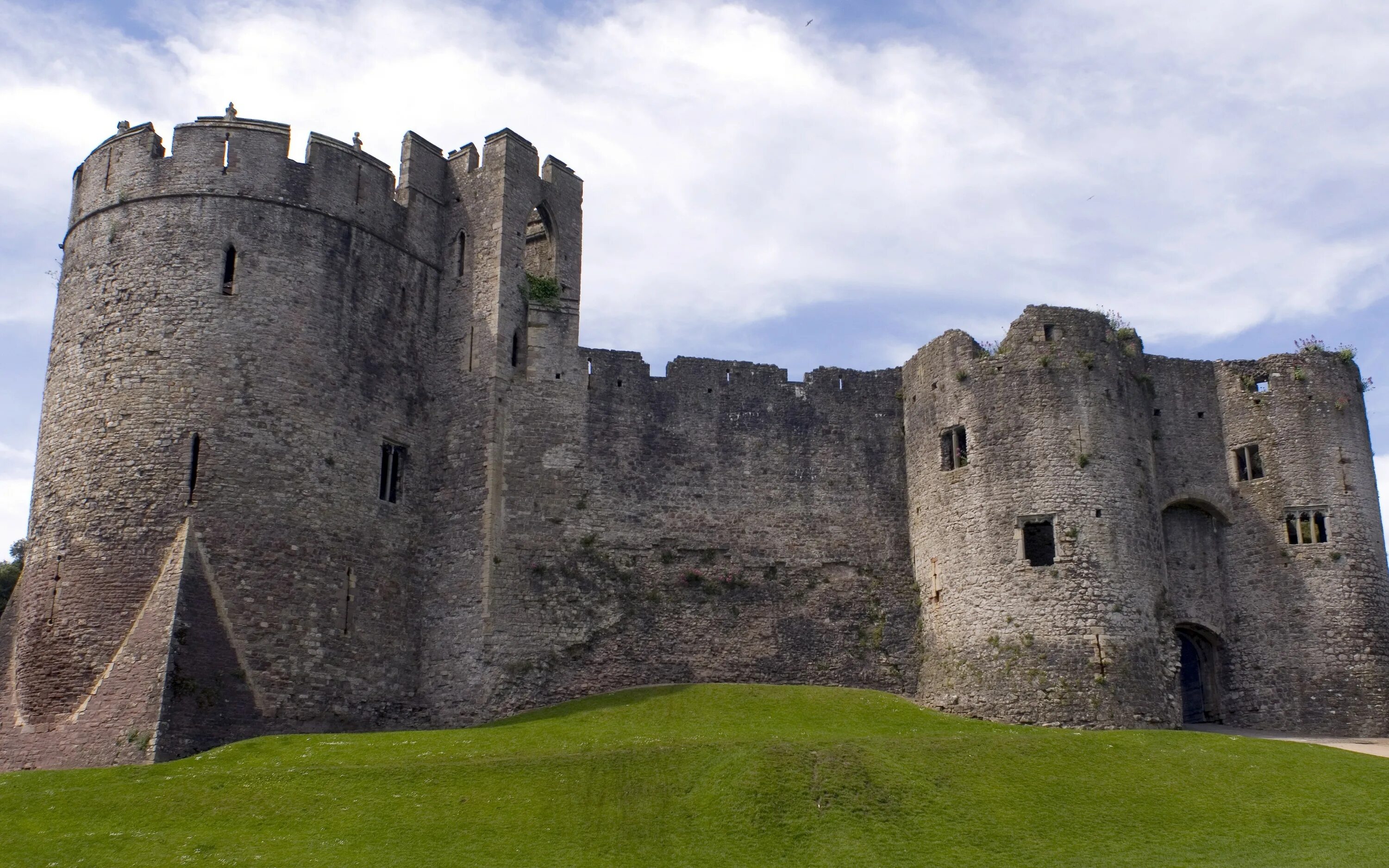 Крепости древности. Замок Чепстоу Уэльс. Замок Блэкрок Ирландия. Крепость альбигойцев. Крепость Мец.
