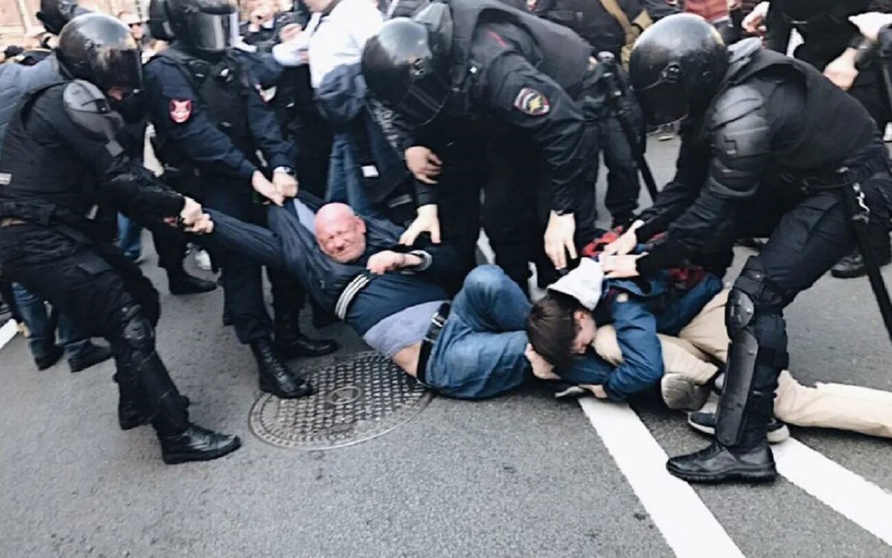 Силовики избили. Задержания на митинге в москве. Силовики избили. Полиция избивает протестующих. Росгвардия на митинге.