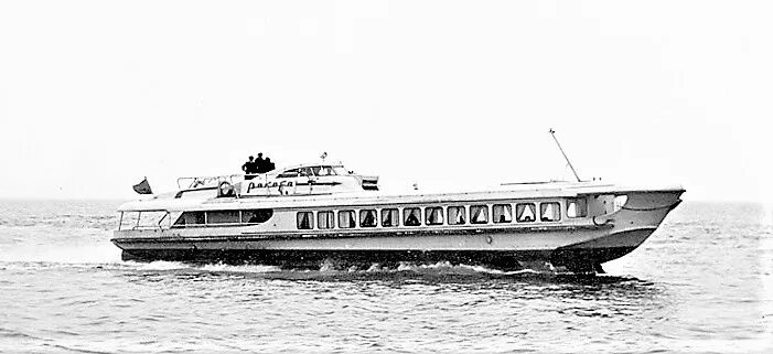 Решение задачи теплоход шёл. Теплоход ракета идет со скоростью. Скорость теплохода по течению. Ракета комета метеор. Схемы к задачам.