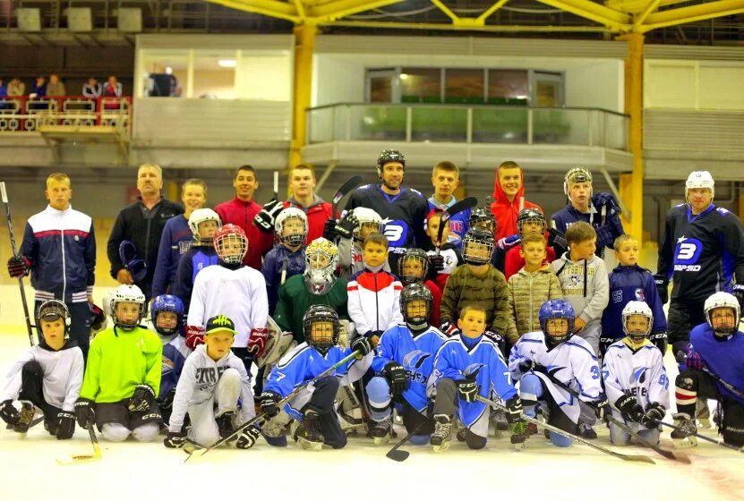 Заряд хоккейная школа Челябинск. Хк Мечел Зарипов. Хоккей заряд команда Челябинск. Заряд 2008 Челябинск.