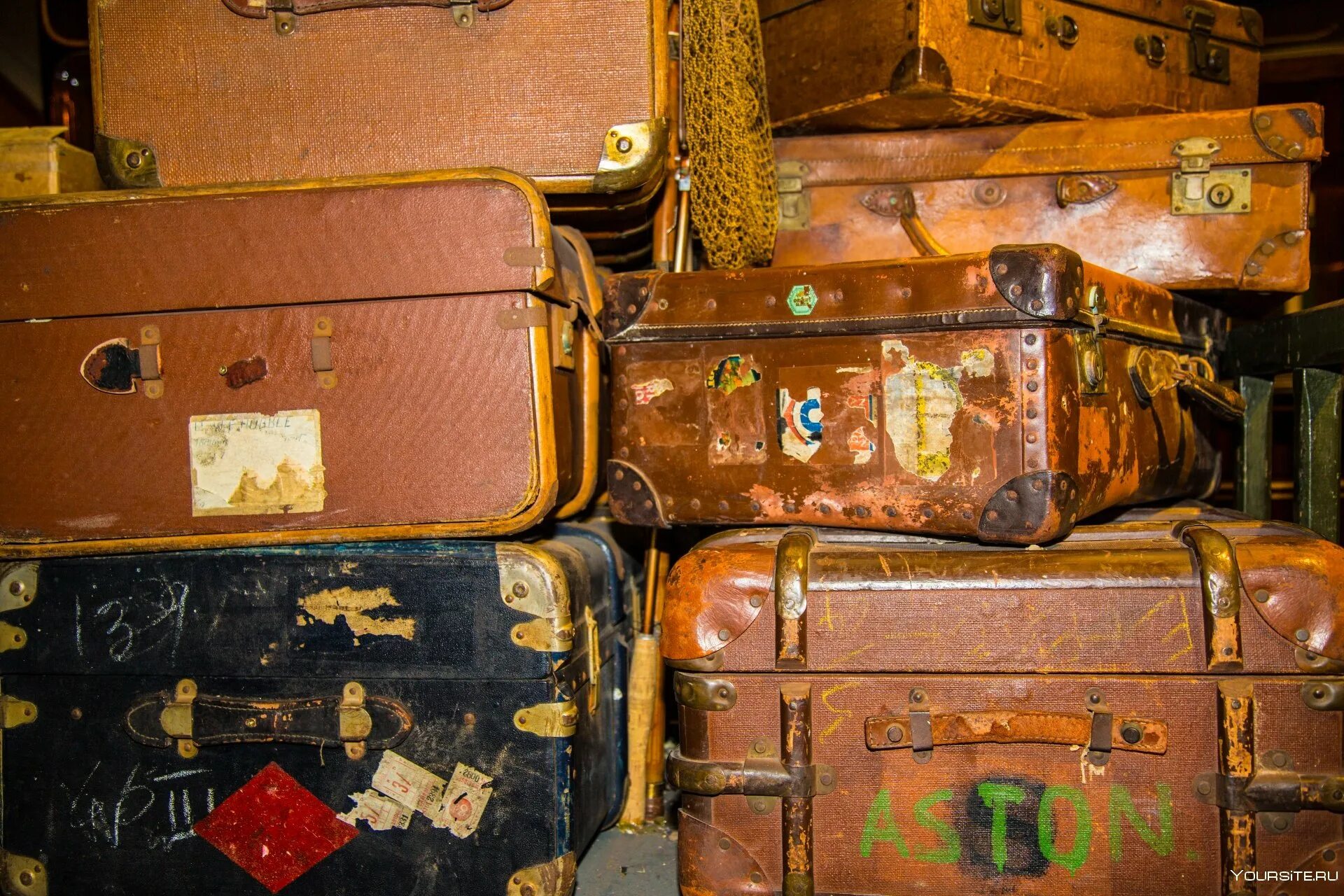 Где оставить чемодан. Старый чемодан. Чемодан старинный. Старый большой чемодан. Большой старинный чемодан.