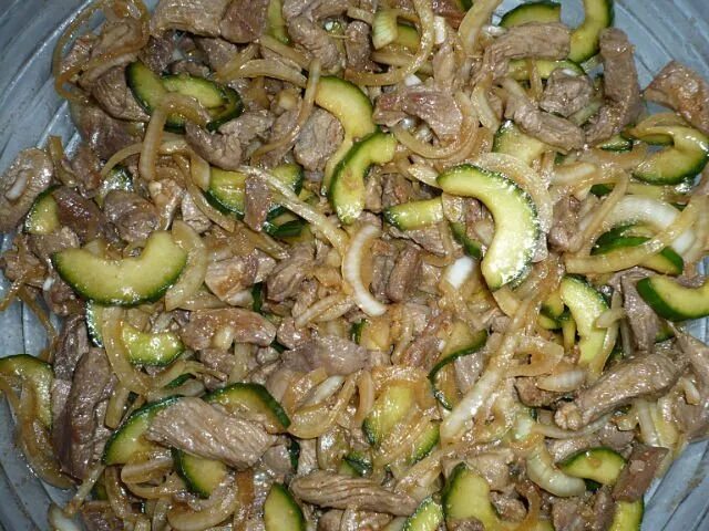 Салат мясной с говядиной. Язык говяжий с огурцом по китайски. Корейский салат из огурцов с мясом. Салат из языка с огурцом. Салат с говядиной и огурцами свежими.