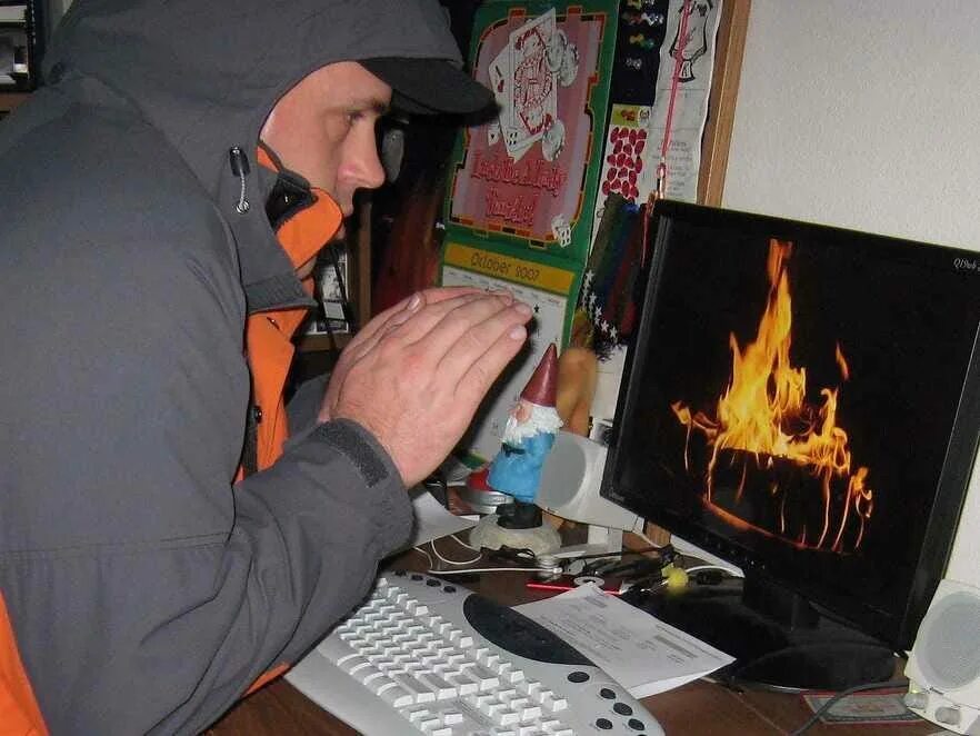 Офис зима. Работа на холоде. Стройка зимой. Рабочие на севере. Мерзнут в офисе.