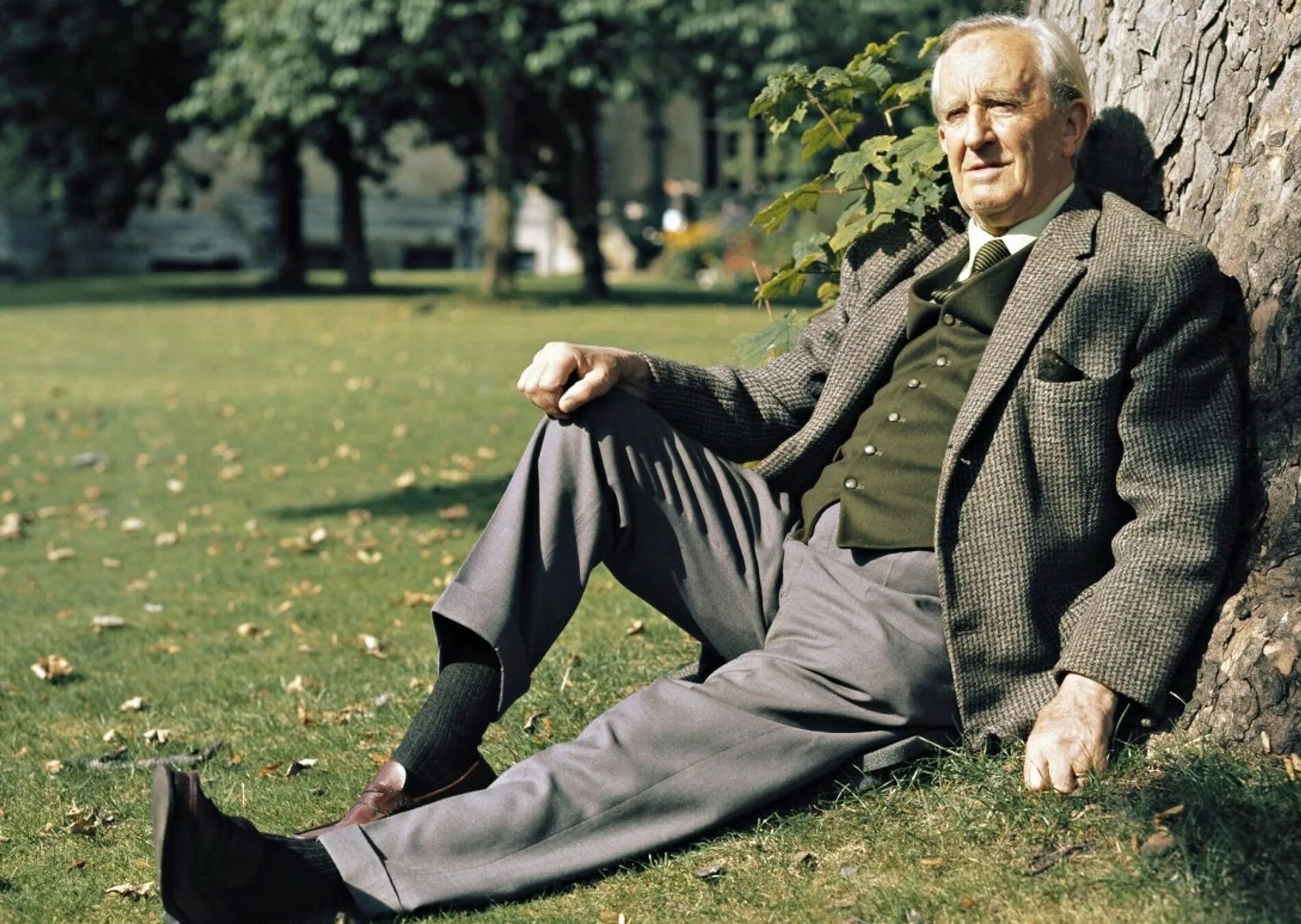 Джон рональд руэл толкин (1892-1973). Gabriel candido. Милован. Джон р р толкиен. Писатель профессор.