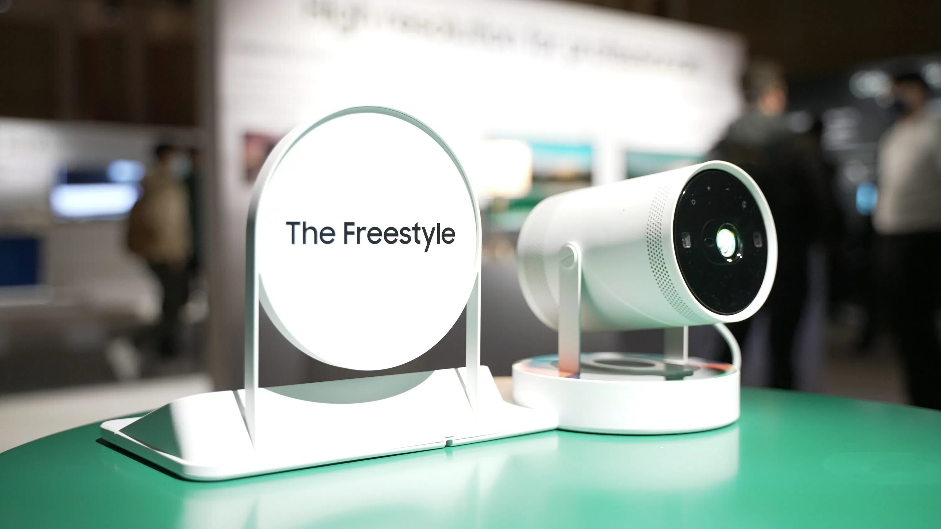 Проектор the freestyle. Проектор самсунг 2022. Проектор самсунг Freestyle. Портативный проектор самсунг.