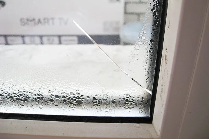 При сильных морозах на стеклах окон. Трещина на окне. Трещина на стеклопакете. Треснул стеклопакет. Трещина на пластиковом окне.