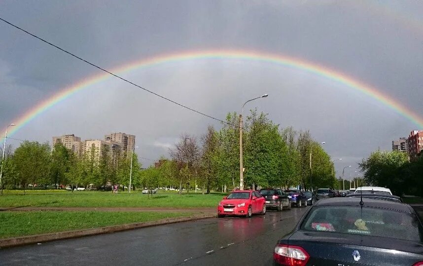 Радуга г московская. Весенняя радуга. радуга в небе в городе. радуга спб. радуга после дождя в городе.