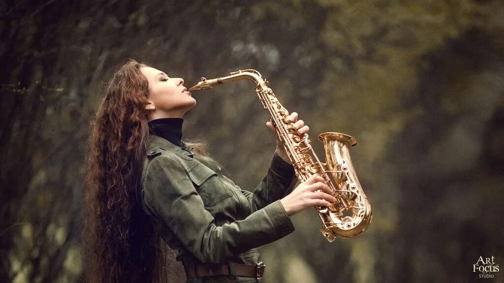 Девочка с саксофоном. Девочка с саксофоном. Девочка с саксофоном. Ребенок играет на саксофоне. Саксофон.