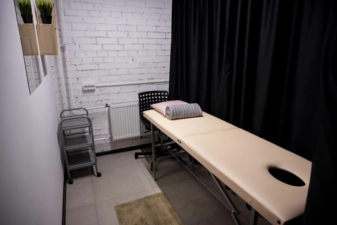 коворкинг инди кабинет с кушеткой. кровать для наращивания ресниц. кушетка в скандинавском стиле. салон красоты на бухарестской 144. массажный кабинет с кушеткой.