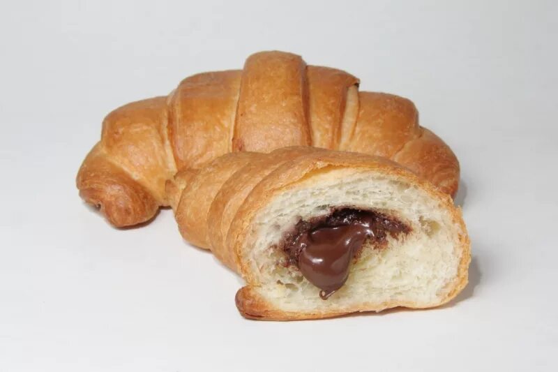 Рецепт со сгущенкой в тесте. Рогалики из слоёного дрожжевого теста. Пирог со сгущенкой. Тесто для печенья орешки в форме на газу рецепт. Рогалик булочка.