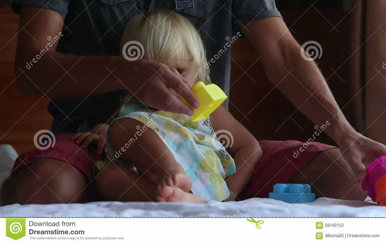 Сижу на коленях у папы. Дочь на коленях. дочь на коленях отца. девочка на коленях у отца. маленькая дочь сидит на коленях.