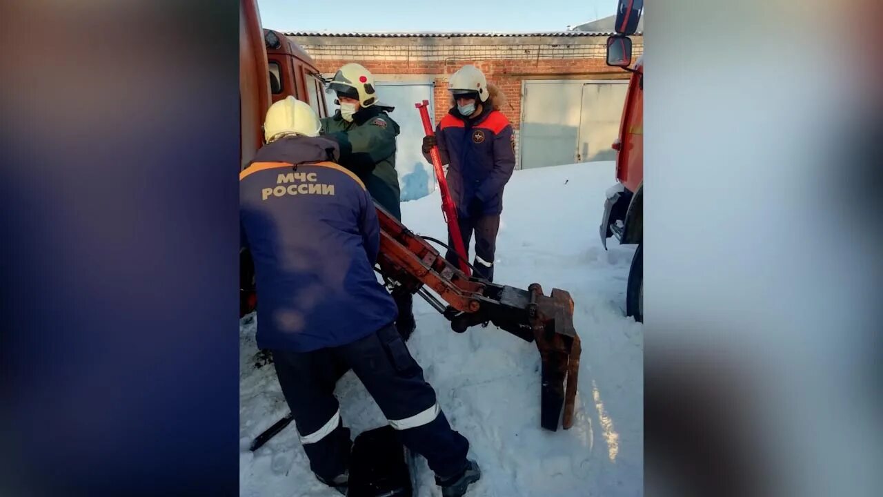 Несчастные случаи 2025 изменения. Несчастные случаи на стройке. рабочих придавило стрелой. несчастный случай на стройке. несчастные случаи с журналистами.