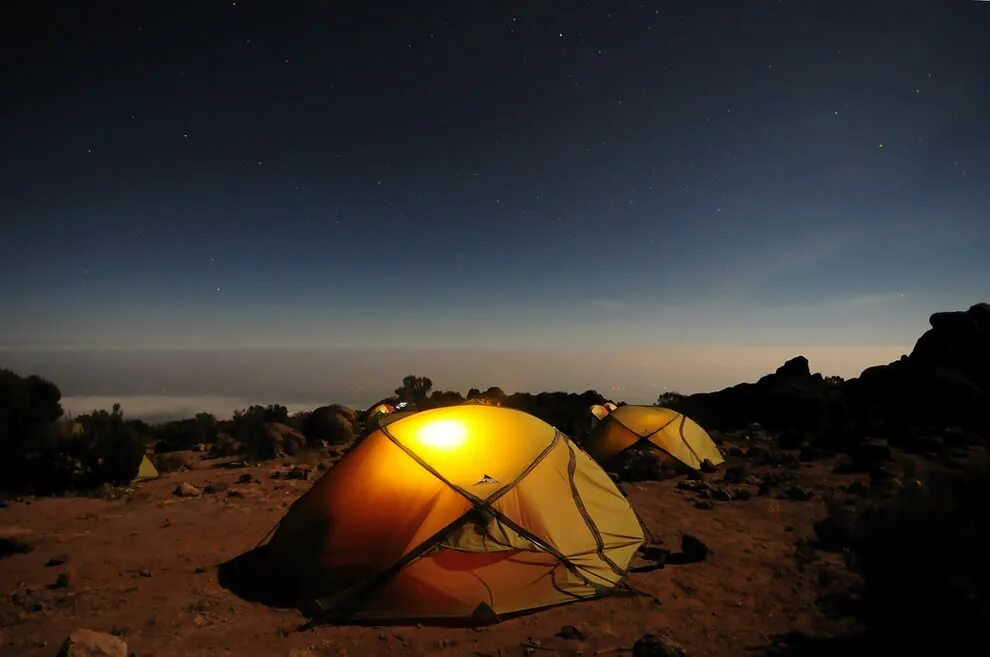 Темнота в палатке. Палатка Килиманджаро. Палатка Килиманджаро 4. Палатка на закате. Пейзаж с палаткой.
