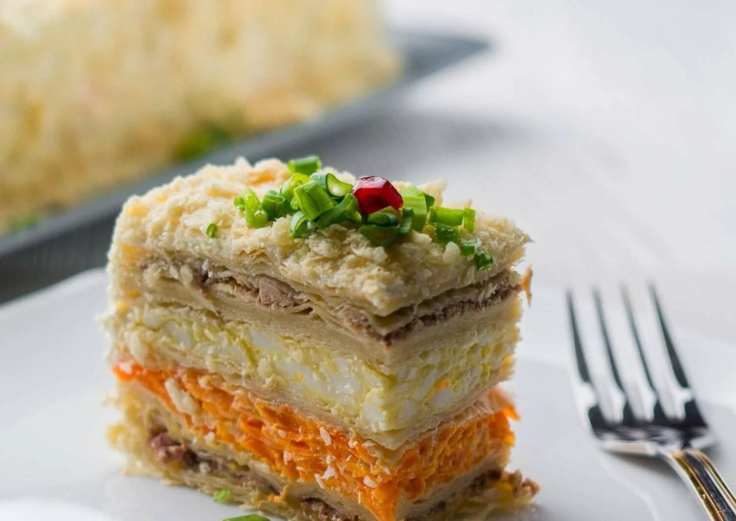 Закусочный торт фото. Закусочный Наполеон с консервой. Закусочный торт Наполеон с рыбной консервой. Пирог Наполеон закусочный с консервой.