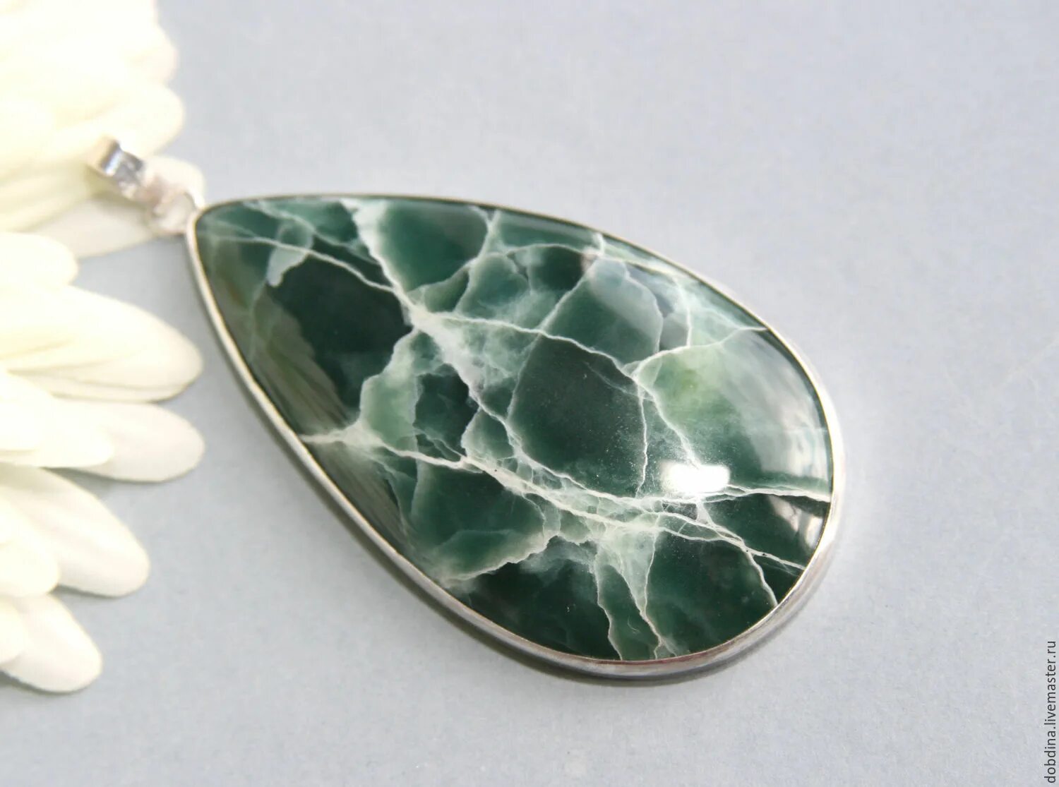 Офит (благородный серпентин). Диопсид зеленый. Камень змеевик офит. Серпофит камень. Антигорит офит.