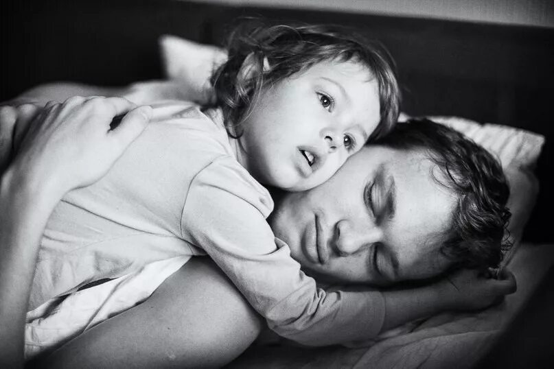 семья гитара природа. девочка обнимает папу. мусульманские дети с отцом. мечтаю о сыне. настоящее счастье когда.