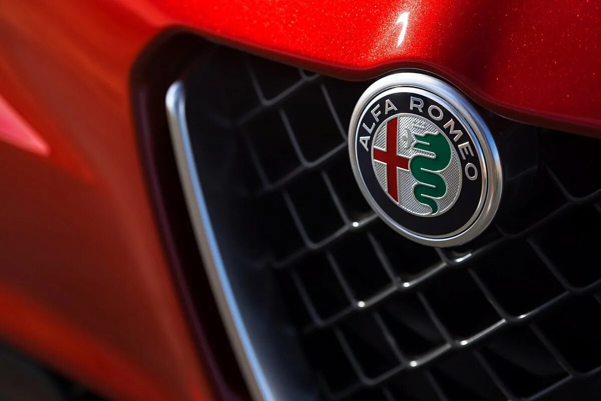Знак альфа ромео. Логотип машины Альфа Ромео. Alfa Romeo Quadrifoglio logo. Альфа Ромео автомобиль значок. Альфа Ромео шильдик.