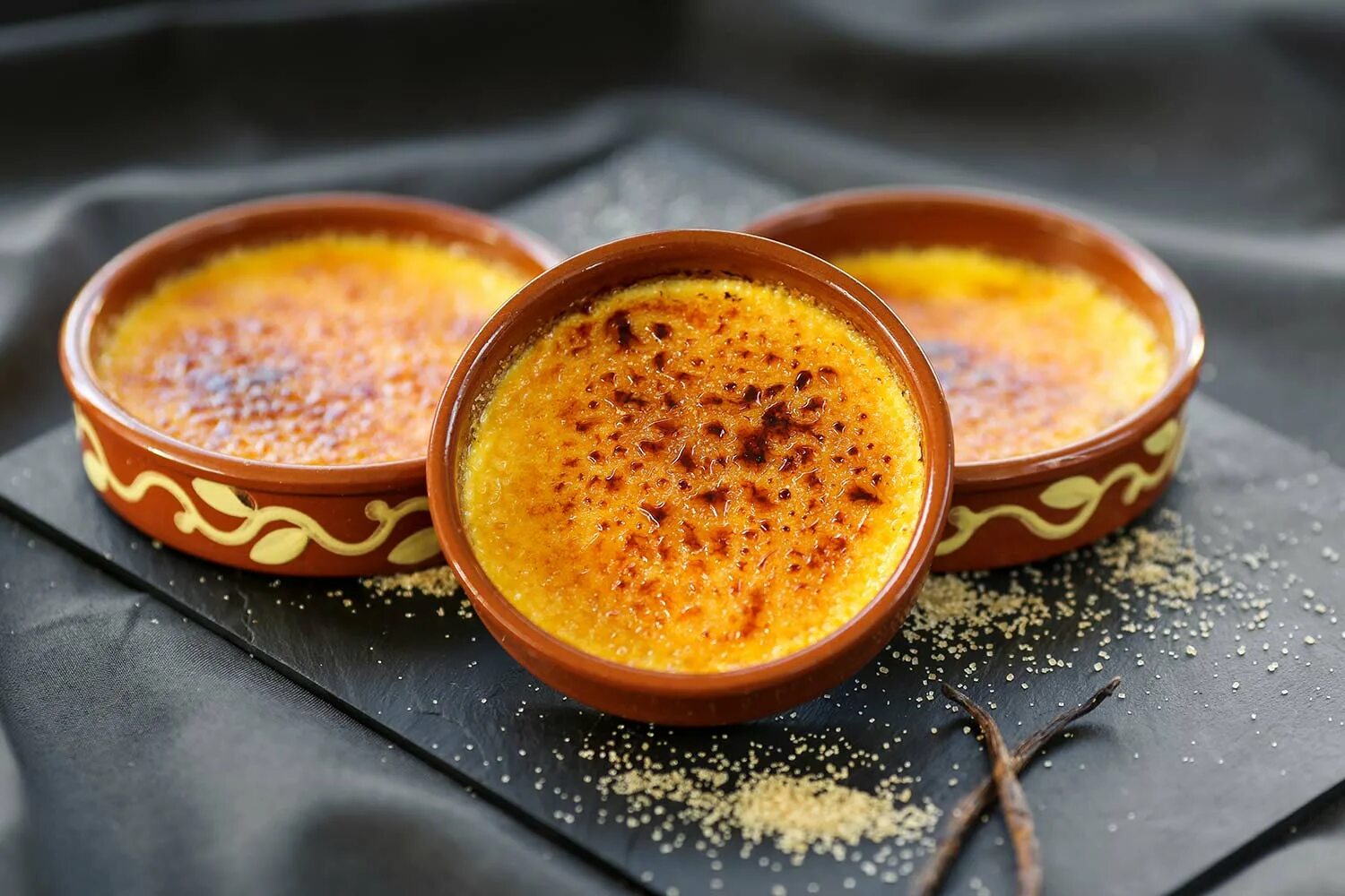 Крем брюле Каталана. Испанский десерт крем Каталана. Crema Catalana десерт. Каталонский крем (crema Catalán). Крем каталана