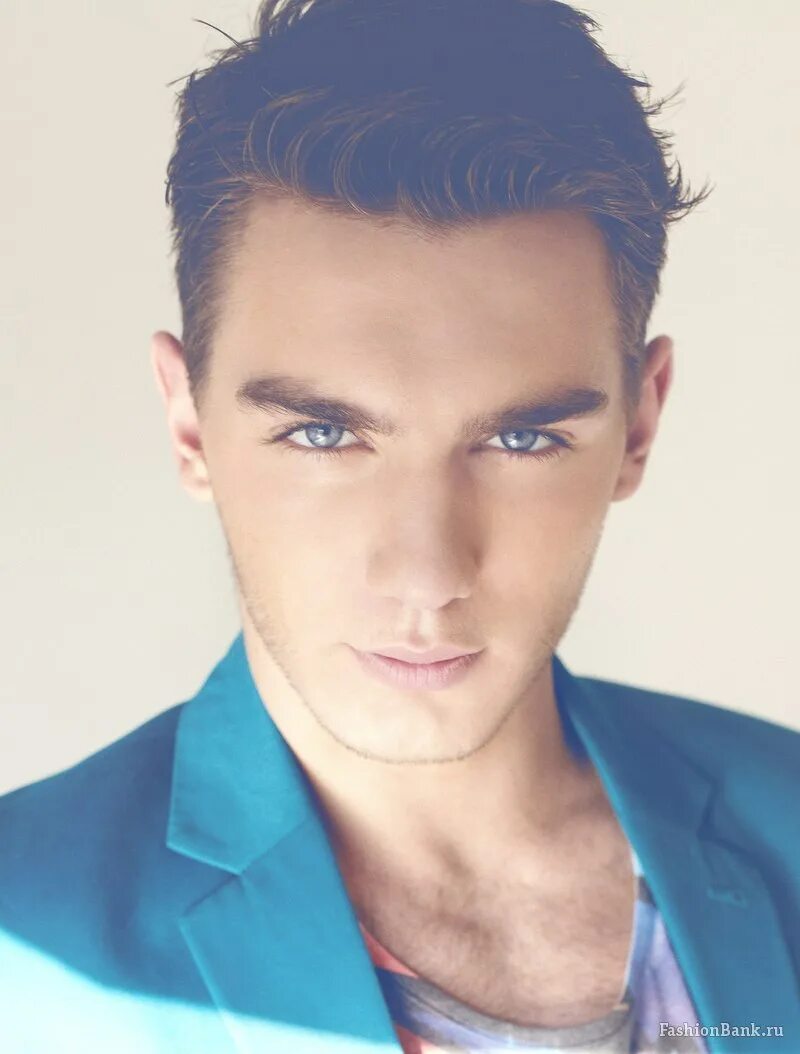 Парень брюнет с голубыми. Голубой молодой человек. Двое голубых. Голубой пар. Adam ayash голый.