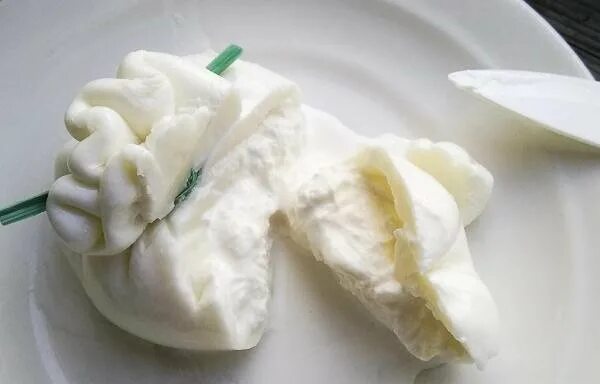 Сыр в мешочке как называется. Буррата россини. сыр rossini буратта. сыр мягкий буррата. сыр россини буррата классическая.