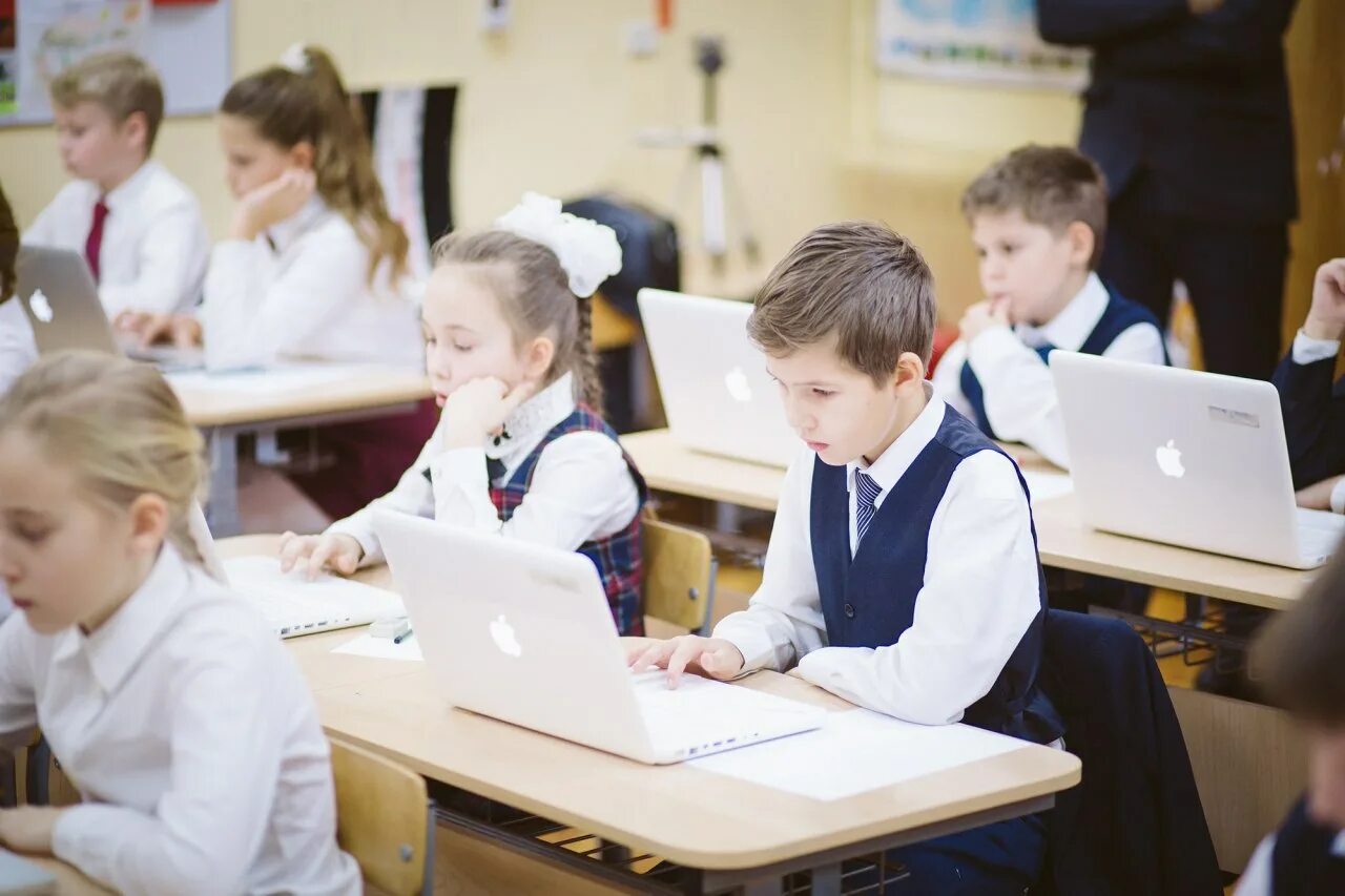 Ученица 1 класса общеобразовательной школы. Ученики 4 класса. школьники 1-4 класс. школьники 1-2 класс. школьники за партой перемена.