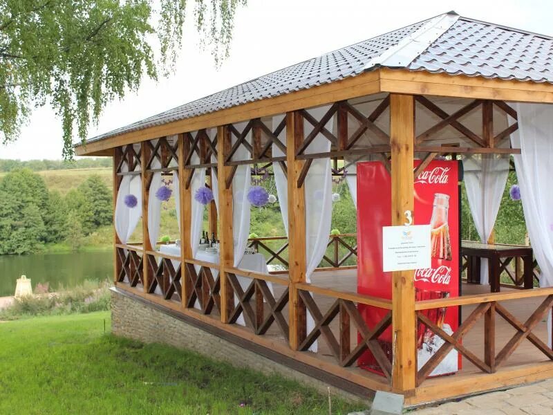 Лесная сказка балтым пляж. Беседки в дендропарке бирюлево. Беседки для досуга. Кумысная поляна беседки. Украшение беседки на свадьбу.