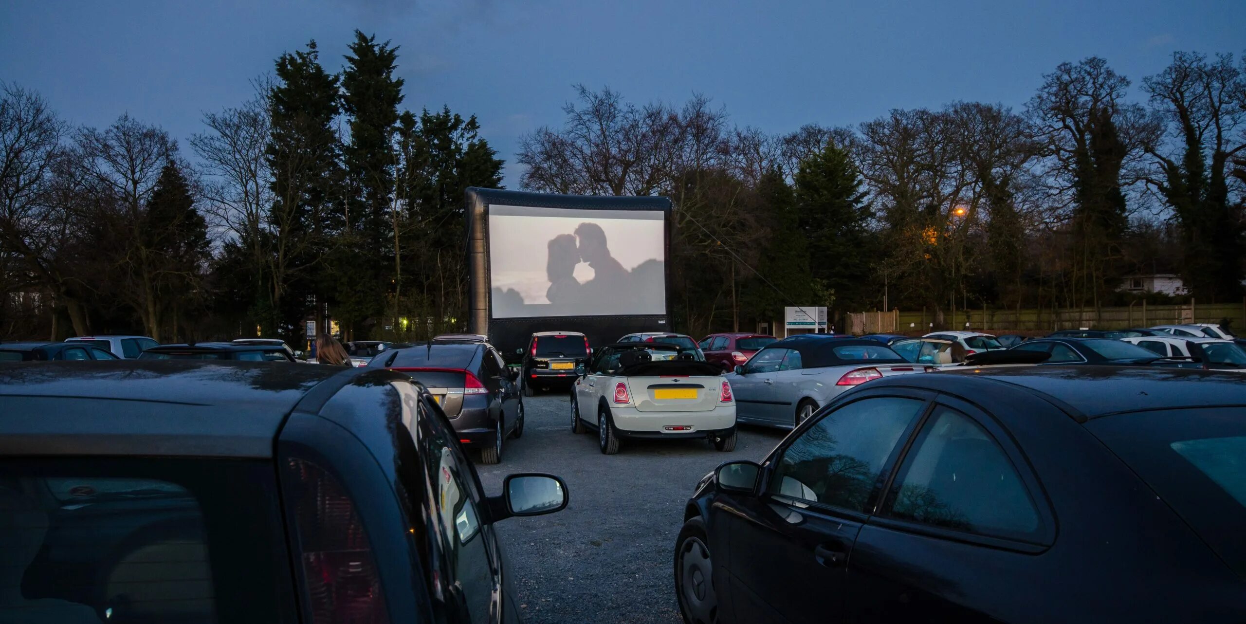 Автокинотеатр в москве 2024. Кинотеатр Drive-in. Автокинотеатр в Америке 1960. Автокинотеатр Самара. Автокино Новосибирск.