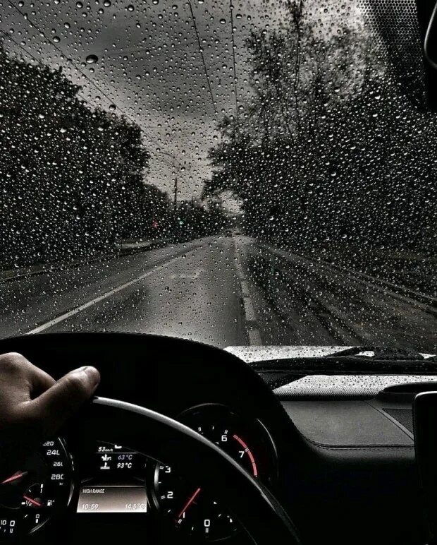 Хорошо в машине в дождь. Дорога дождь. Машина дождь. Машина на дороге. Одиночество машина.