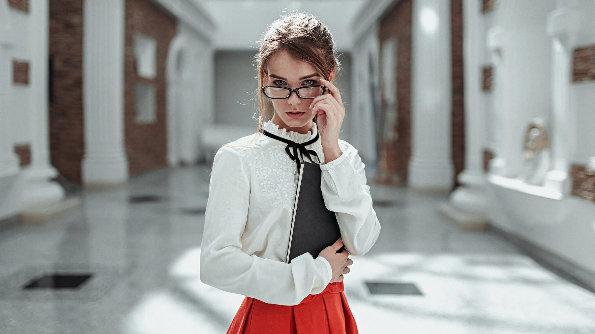 Девушка читает в кафе. Умна молода. Девушка в очках с книгой. Красивые девушки в очках. Умная девушка в очках.