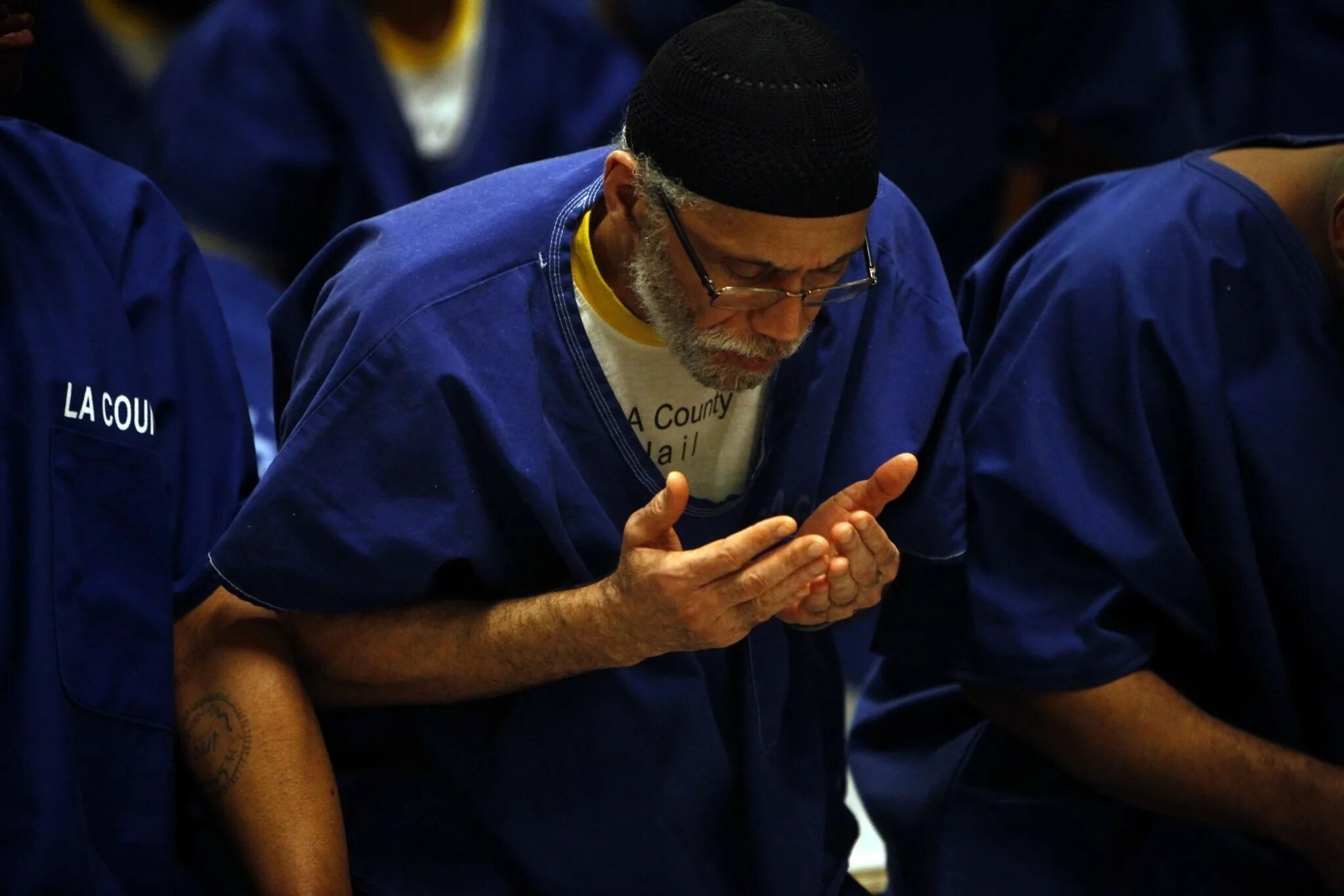 Мусульмане в тюрьмах. Мусульманин молиться в тюрьме. Мусульманин осуждает.