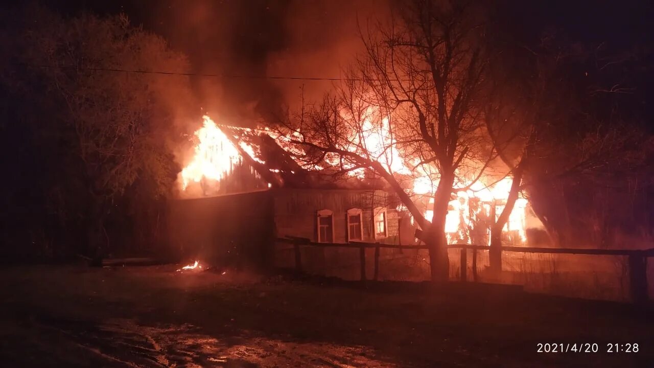 9 20 вечера. МЧС Липецк. Пожары в Липецкой области. Пожар в Плавице Добринского района. Пожар в Липецке за прошедшие сутки.