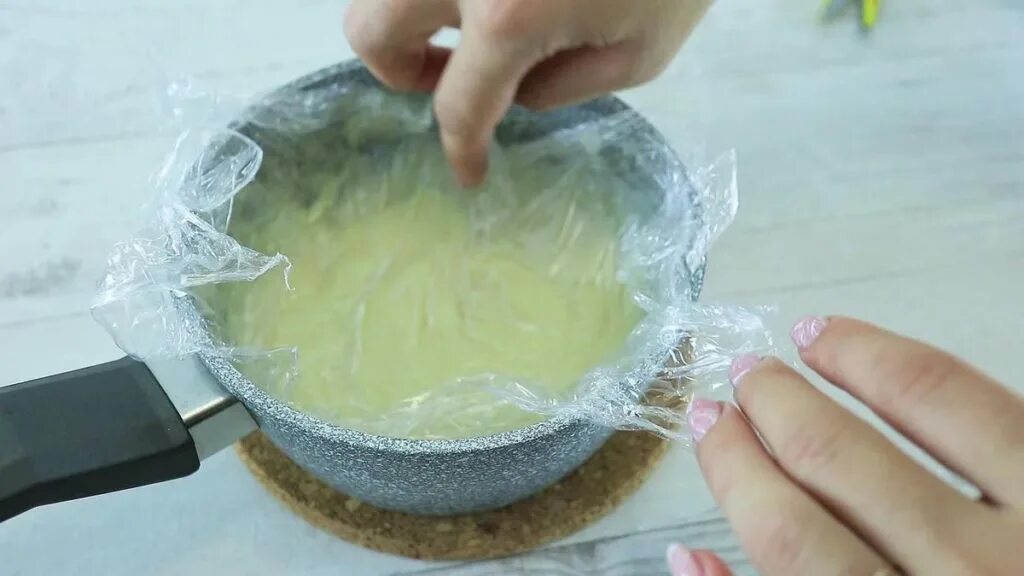 День замороженного заварного крема 8 августа. Крем для торта замораживаемый. Замороженный заварной крем. Можно ли заморозить заварной крем в морозилке. Можно ли заморозить заварной крем в морозилке.