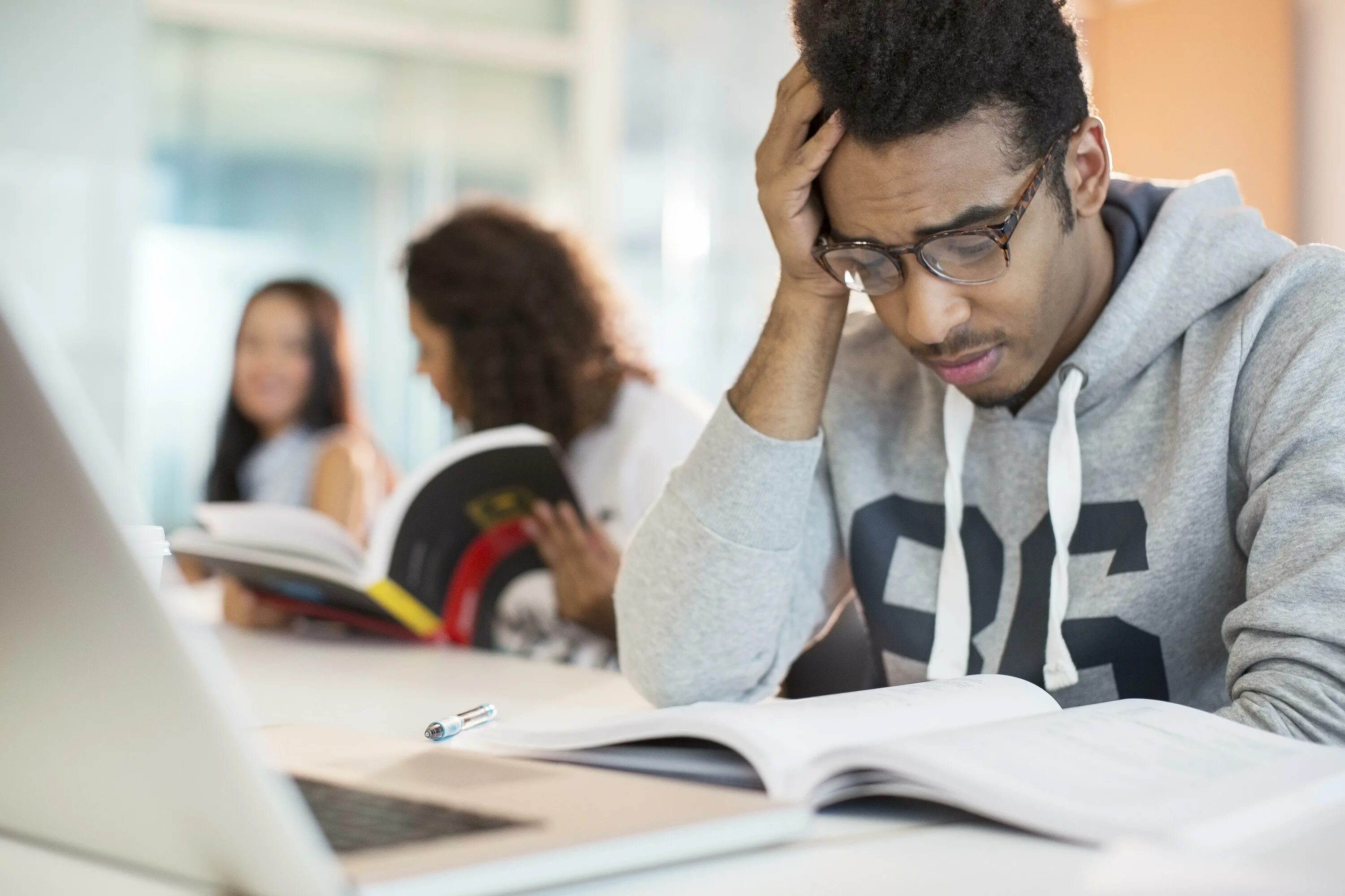 Can be stressful. Студенты Меморис. Smart student. Страхи старшеклассников. Worried student.