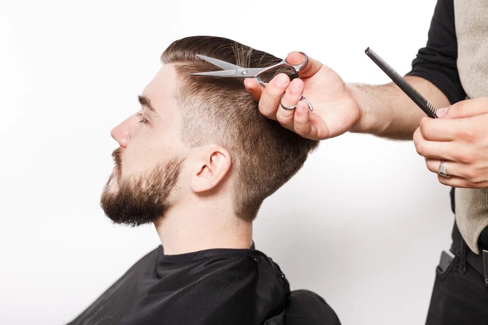 Barber com. Парикмахер мужской. Мужская стрижка в салоне. Парикмахер мужской стрижка. Мужская стрижка в парикмахерской.