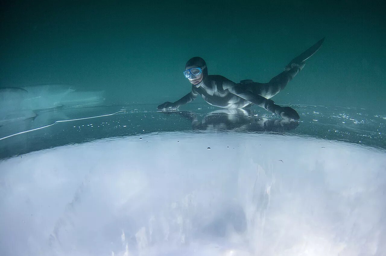 Вода в байкале подо льдом. Плавание подо льдом. Девушка подо льдом. Люди плавают подо льдом. Фото подо льдом.