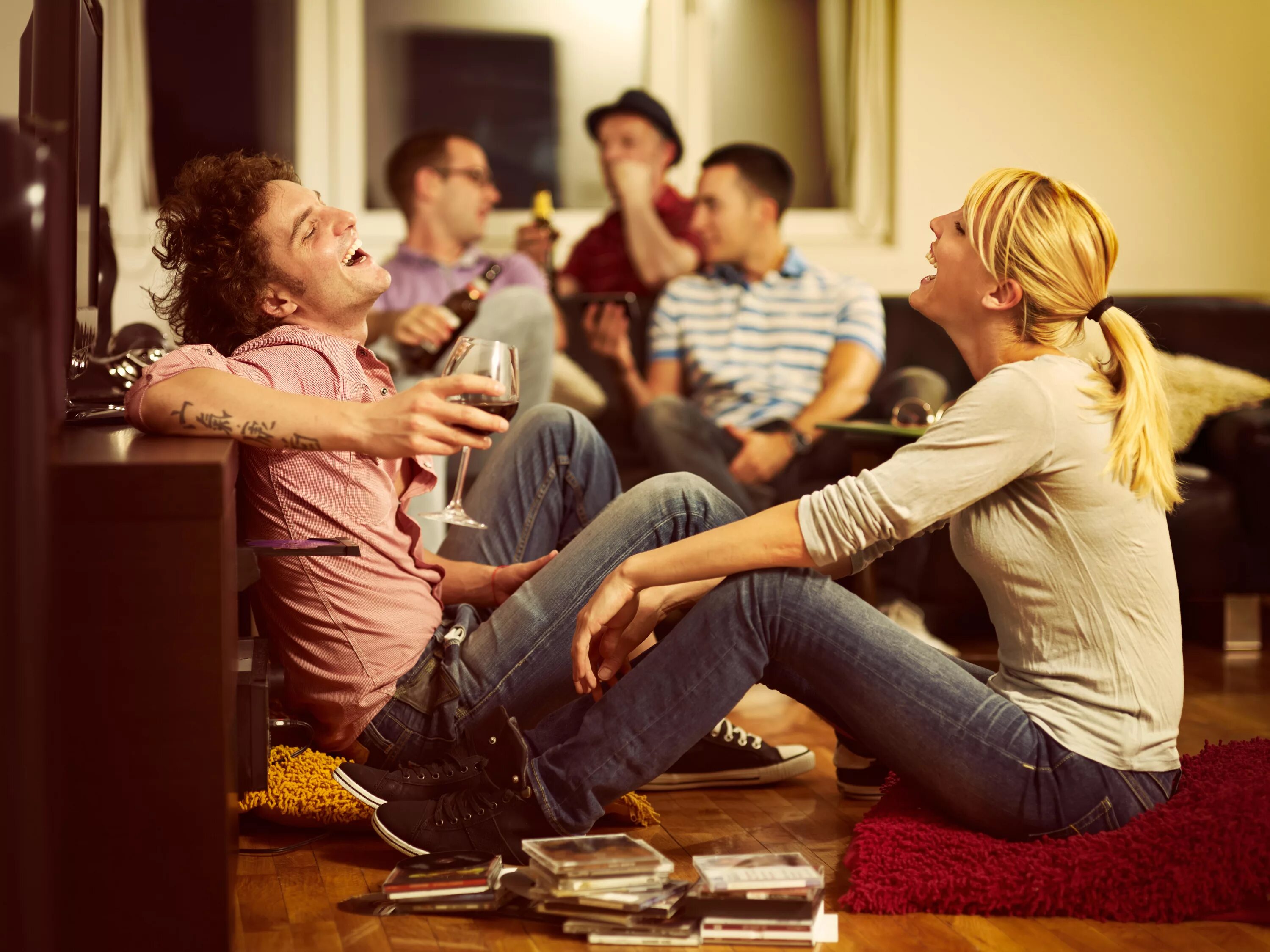 Sing drink. Компания друзей дома. Человек смотрит телевизор. Друзья смотрят телевизор. Дружеская тусовка.