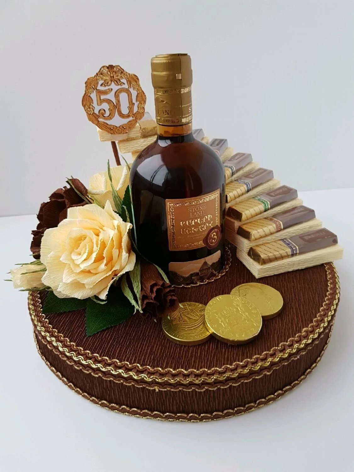 Сладкий букет с коньяком. Букет из конфет мужчине на день рождения. Букет из сладостей для мужчины. Букет из конфет. Сладкий букет для мужчины на 50 лет.