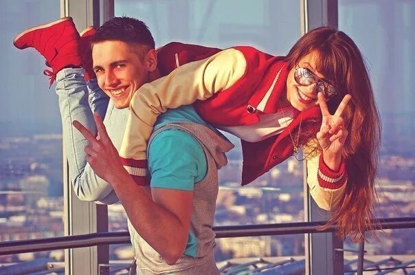 Закинул на плечо девушку. Женщина несет мужчину. Девушку через плечо. Девушку через плечо. Парень несёт девушку на плече.