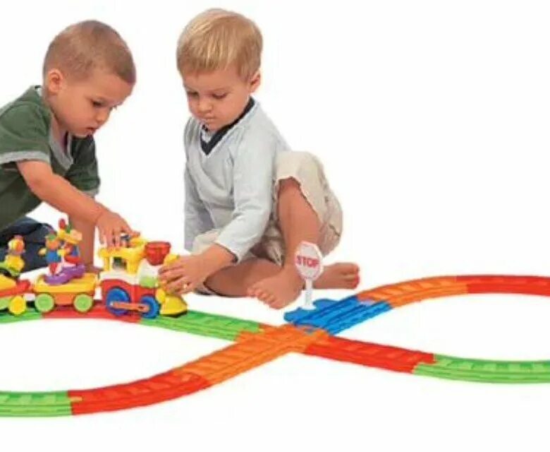 Железная дорога Киддиленд. Kiddieland железная дорога. Ребенок играет с железной дорогой. Два мальчика играют в железную дорогу.