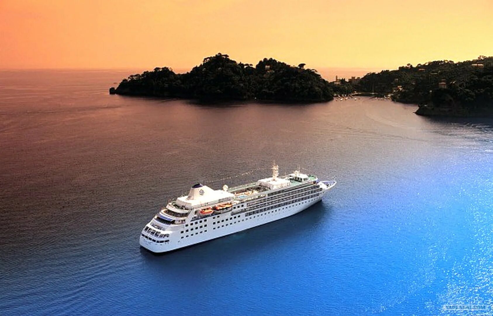 Путешествие на лайнере. Круизный лайнер silver wind. Потребители круиза. Круизный лайнер в санкт-петербурге 2005. Лайнер морской круиз.